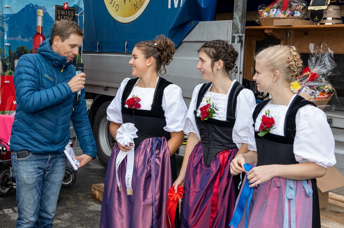 Speaker Tobias Küng im Interview mit den Ehrendamen:  Deborah Wäfler, Samira Knu...