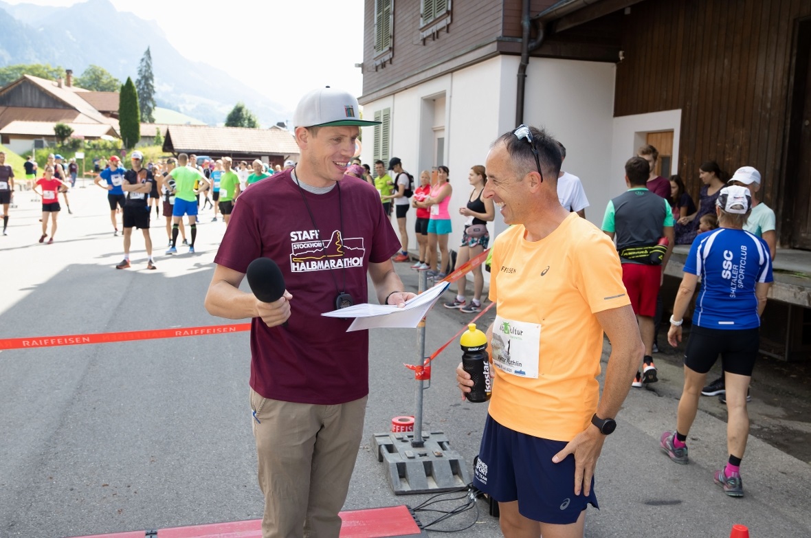 Speaker Tobias Küng interviewte Victor Röthlin beim Start.