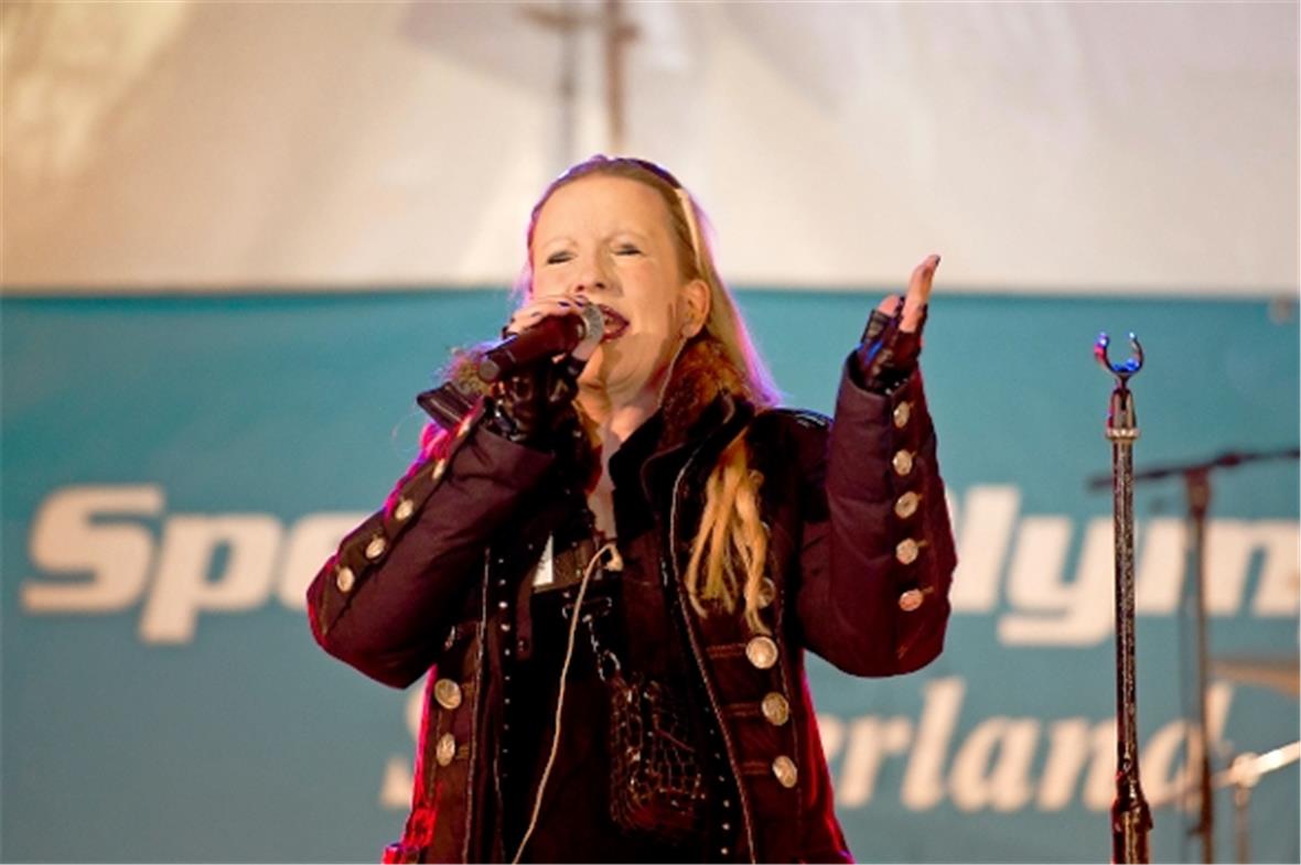 Special Guest Natacha singt während der Eröffnungsfeier der Nationalen Winterspi...