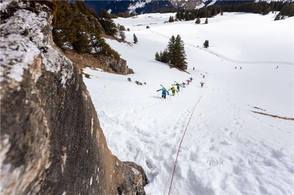 Spektakuläre Portage am neu lancierten Skitourenrennen an der Lenk.