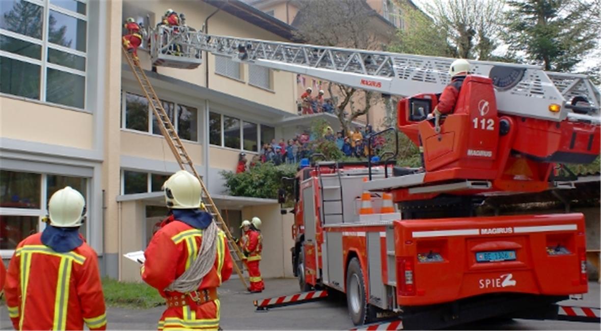 Spektakuläre Rettung mit der Autodrehleiter aus dem brennenden Kindergarten im zweiten Obergeschoss der «Tomatenburg».