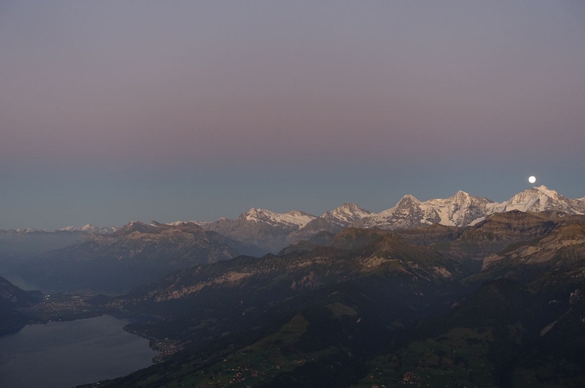 Spektakulärer Mondaufgang über der Jungfrau.