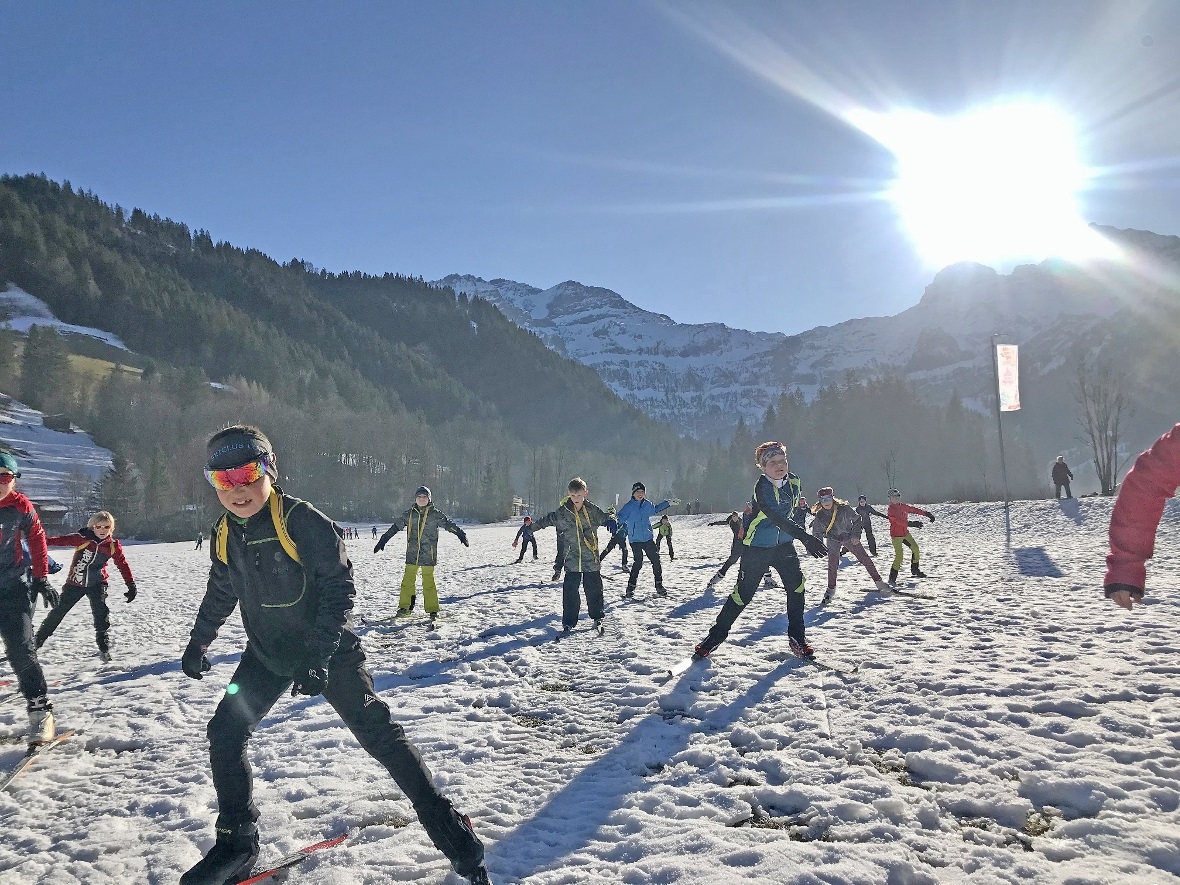 Spiel und Spass auf den Langlaufskis.