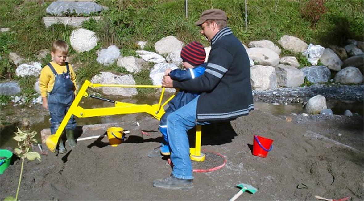 Spielen im Sandkasten.