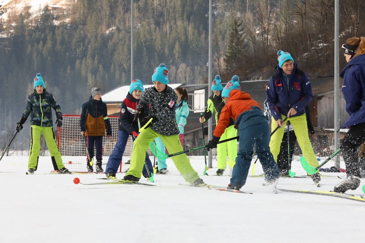 Spielerisch standen viele Jugendliche neben dem Kuspo erstmals auf den Langlaufs...