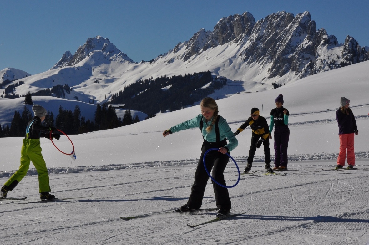 Spielerisches Langlauferlebnis im Kurs von Ursula Gerber.