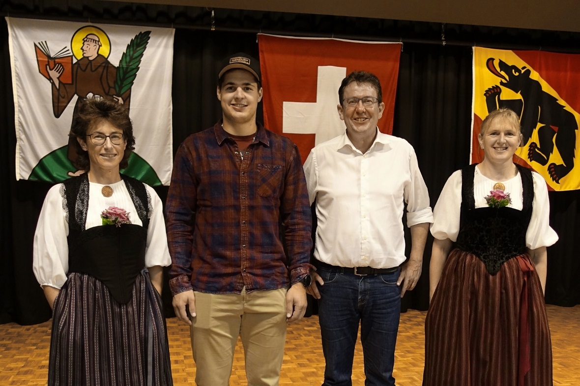 Spontanes Rösti-Treffen an der Bundesfeier mit Gemeinderätin Pia Perren (links) ...