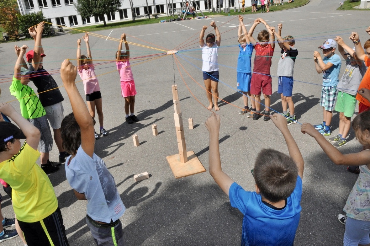 Sportliche Spiele am Nachmittag: Der Turm ist schon hoch!