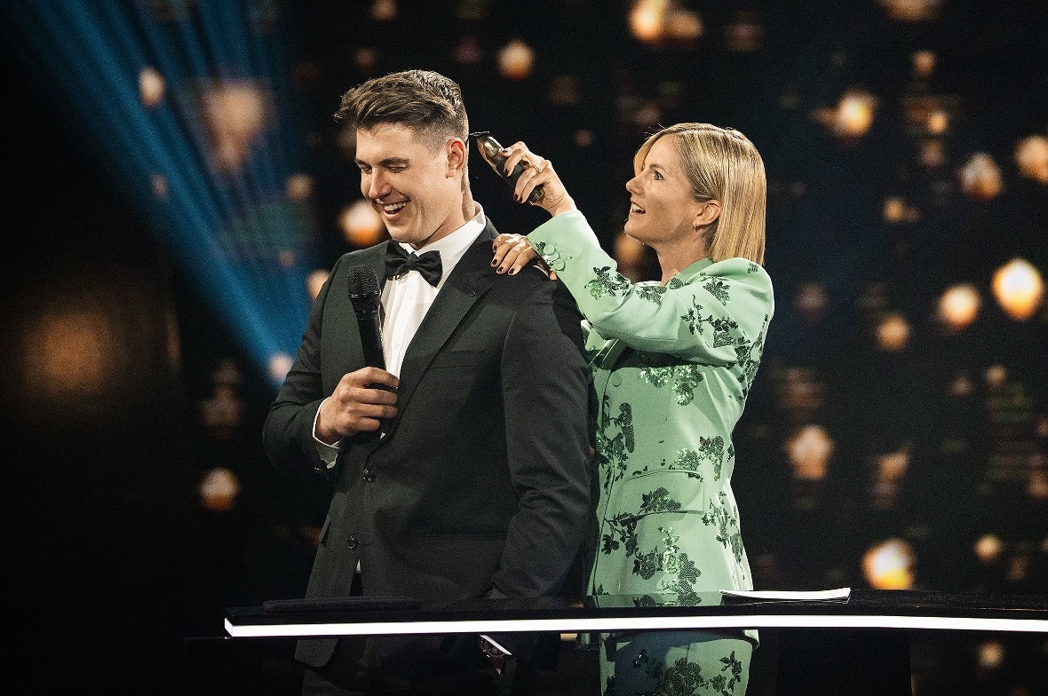 Sports Awards 2025: Moderatorin Fabienne Gyr rasierte Franjo von Allmen seine Glückszahl, die 42, heraus.