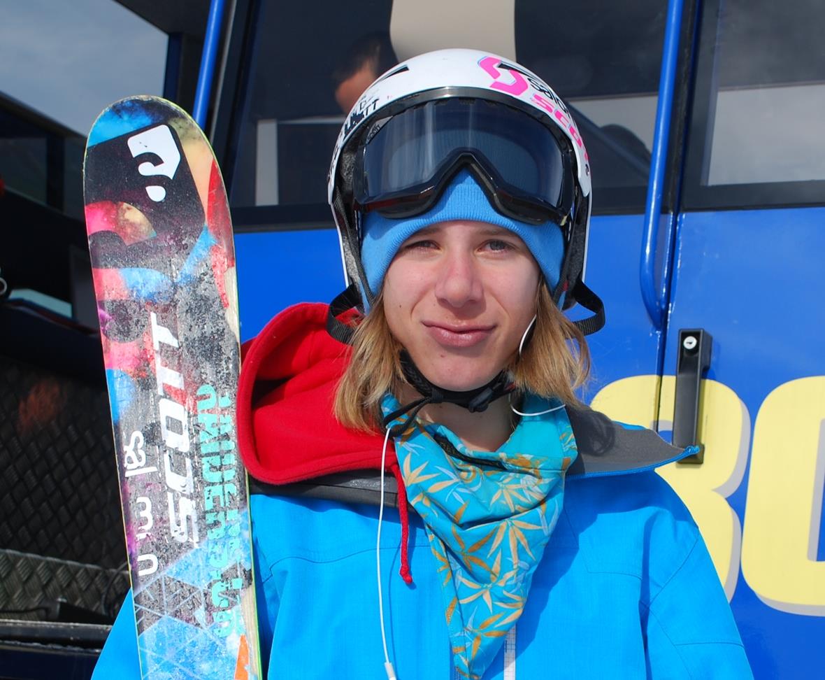 Akrobatische Sprünge auf dem Gletscher Sportschüler und Freestyler: Till Matti aus Zweisimmen