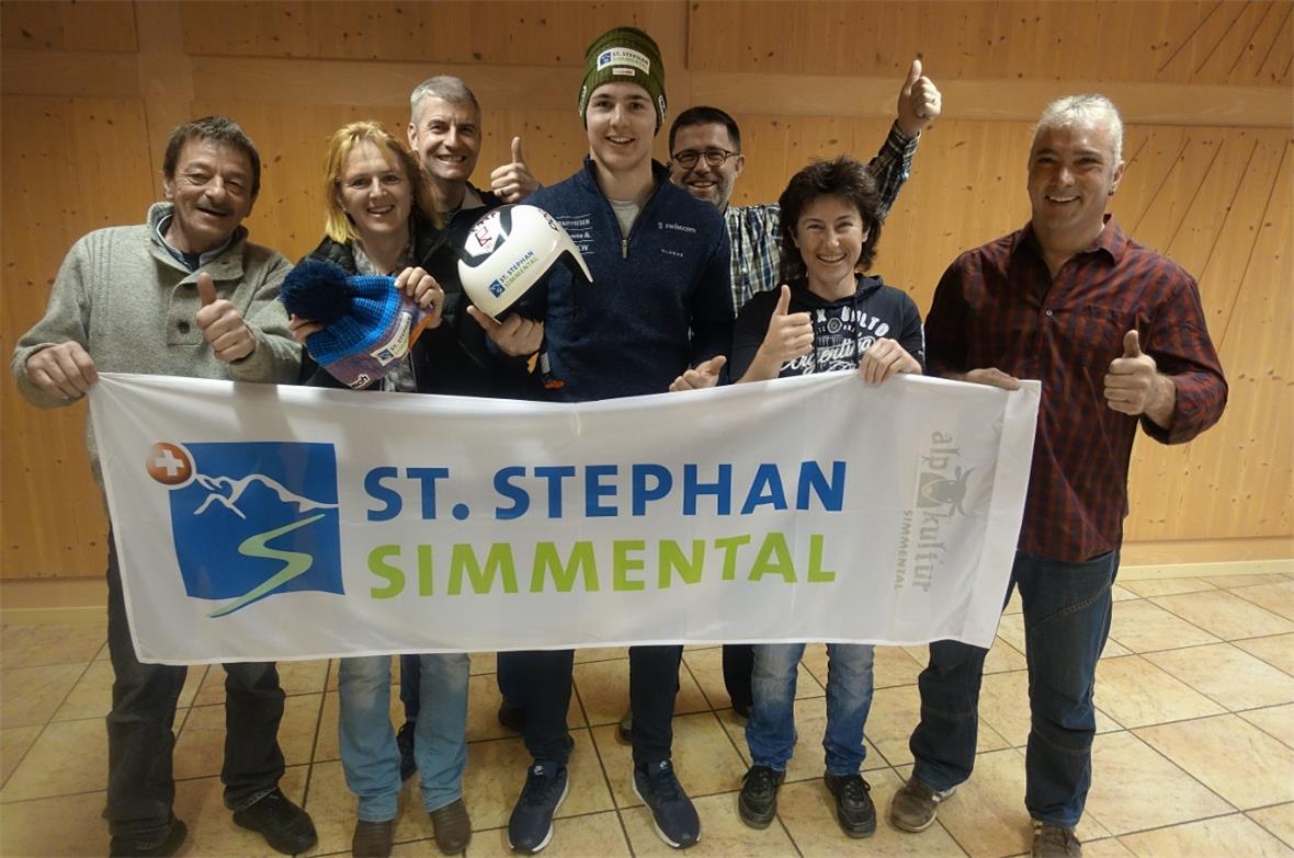 St. Stephan steht im wahrsten Sinne des Bildes vor und hinter Lars Rösti: HGV-Präsident Kilian Wyssen, Tourismus-Präsidentin Veronika Zumbrunnen, Tourismus-Geschäftsstellenleiter Eric Berset, Gemeindepräsident Albin Buchs, Gemeinderätin Pia Perren und Skiklubpräsident Hermann Rösti freuen sich mit dem skifahrerischen Aushängeschild Lars Rösti (Mitte).