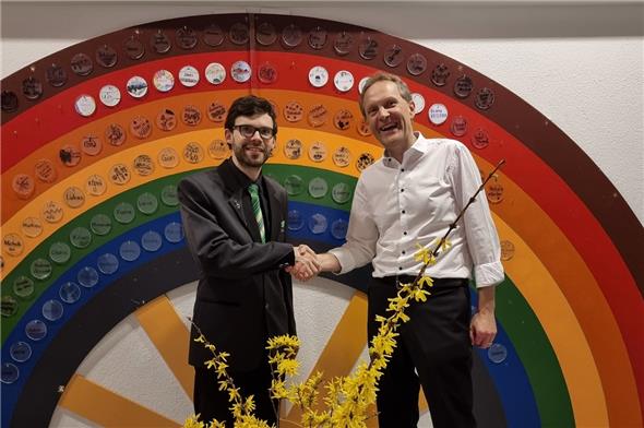 Stabübergabe in Boltigen: neuer, musikalischer Leiter Samuel Favri (links) und der scheidende Dirigent Marc Mathis (rechts).