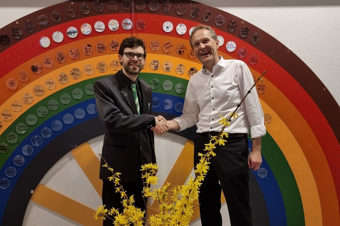 Stabübergabe in Boltigen: neuer, musikalischer Leiter Samuel Favri (links) und d...