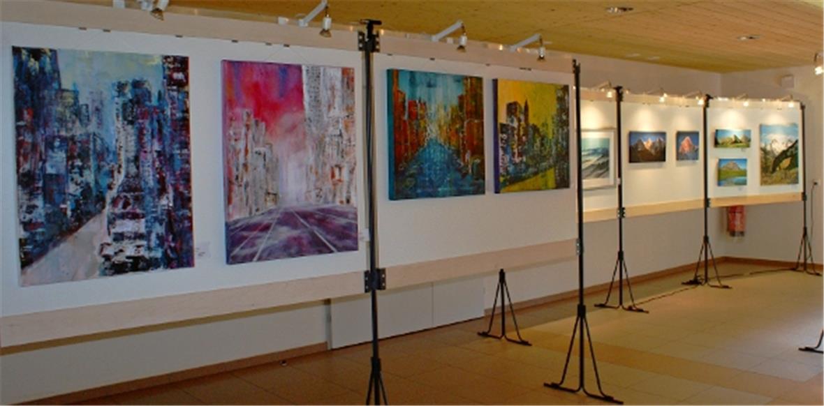 Städte und Berge kontrastieren in der Ausstellung der Galerie Diskus.