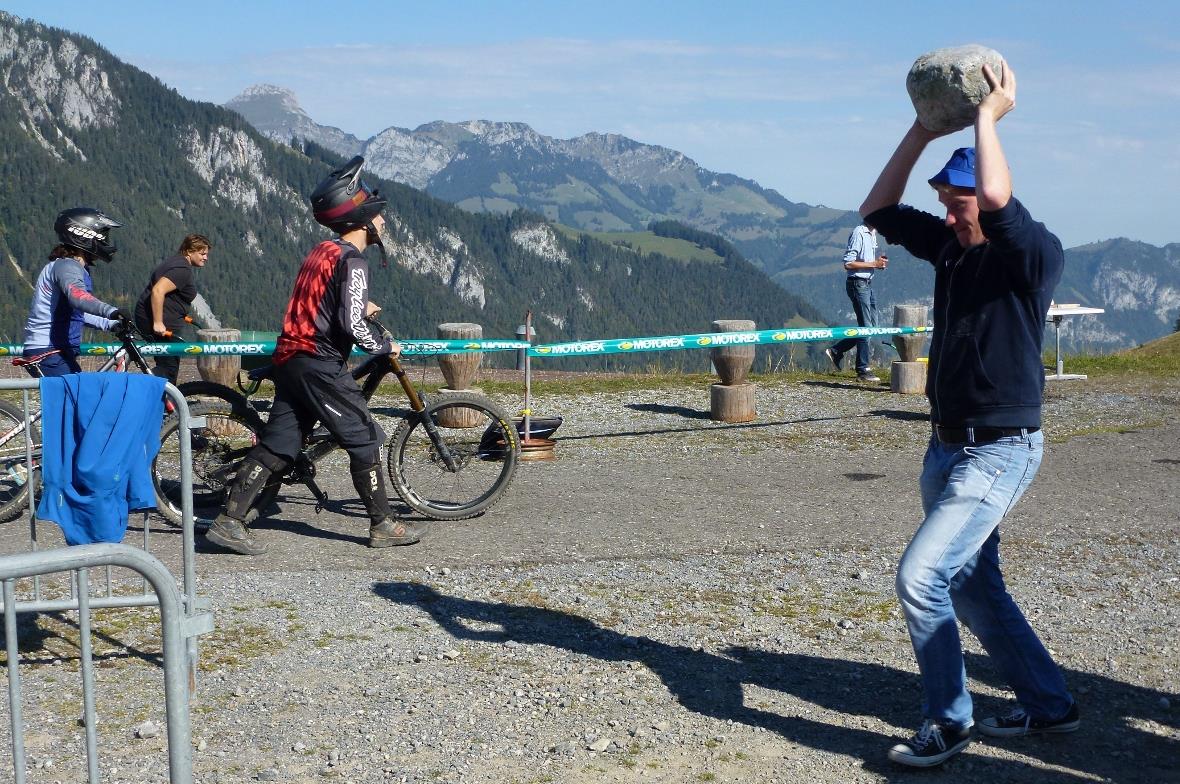 Stärke beweist der Vertreter des Autogewerbes aus Langnau.