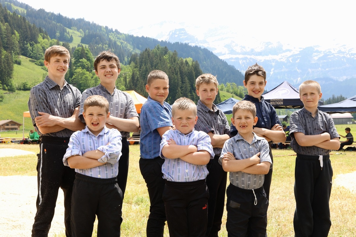 Standen für den Schwingclub Lenk und Umgebung im Einsatz (hinten): Joel Aregger ...