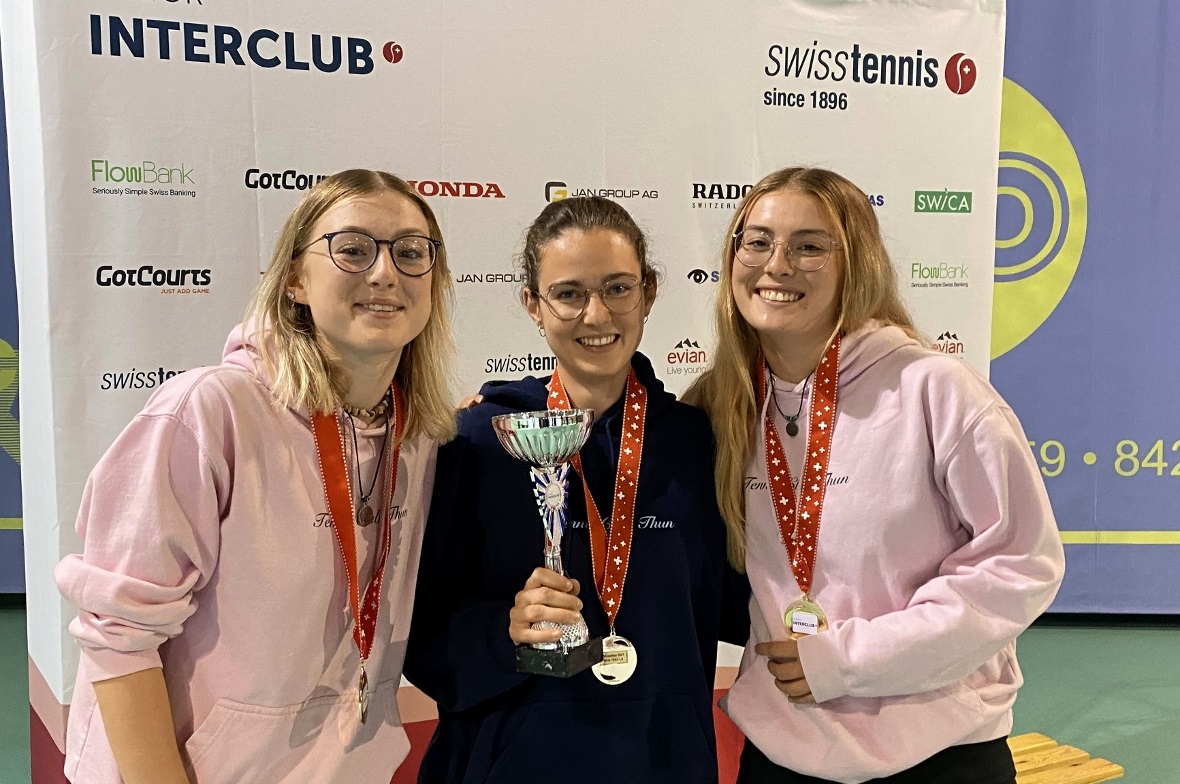 Lenker Girls werden Tennis-Schweizermeisterinnen U18 Starkes und erfolgreiches Tennis-Nachwuchsteam aus dem Oberland (von links): Lucia Bandekow, in der Mitte Coach Nathalie Gerber sowie Ana-Lena Bandekow.