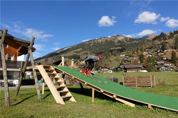 Start-Training auf Simmentaler Art: Joana Hählen auf der eigens angefertigten Sommer-Anlage.
