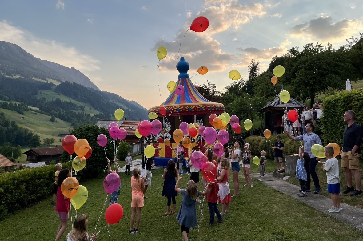 Start der Ballons in Erlenbach zum Einbruch der Dämmerung.