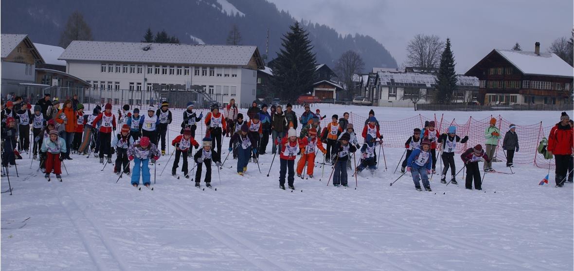 Start der Langläufer hinter dem Lenker Schulhaus.