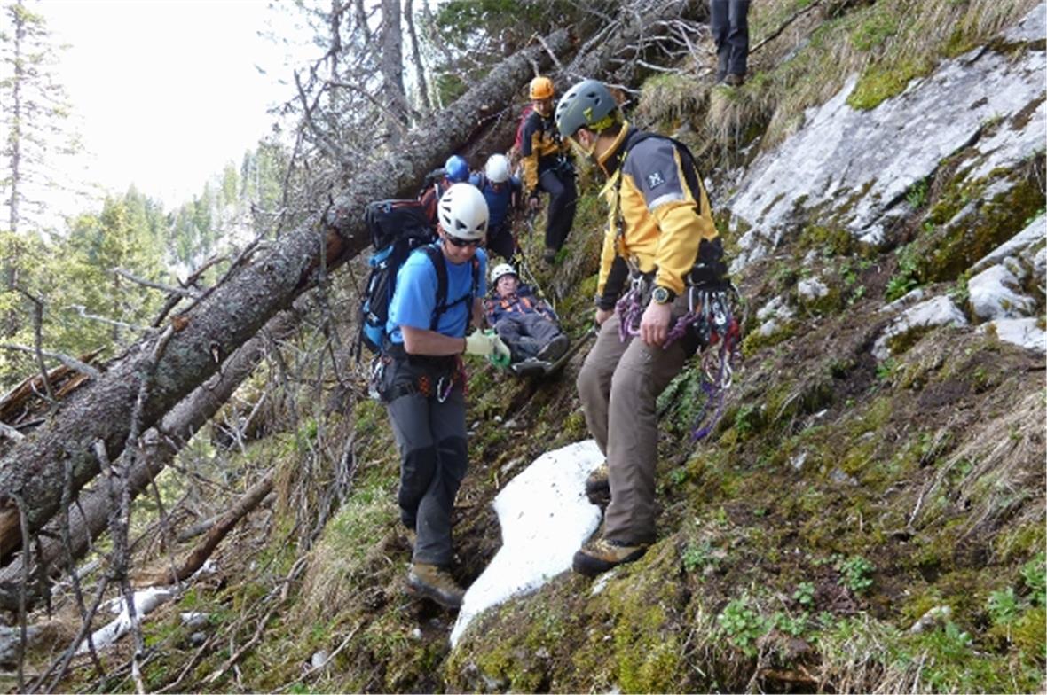Start mit dem Verletzten am Unfallort.