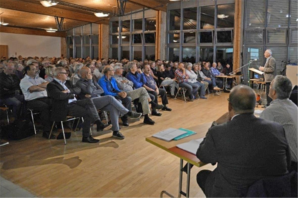 Start nach Mass: Der Auftakt für «FIT 2020 Lenk» wurde von gegen 400 Personen mit Interesse verfolgt.