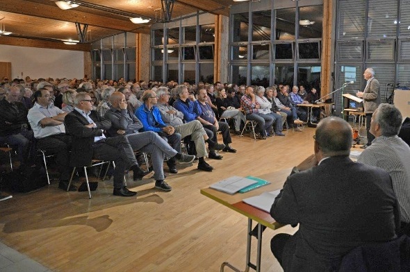 Start nach Mass: Der Auftakt für «FIT 2020 Lenk» wurde von gegen 400 Personen mit Interesse verfolgt.