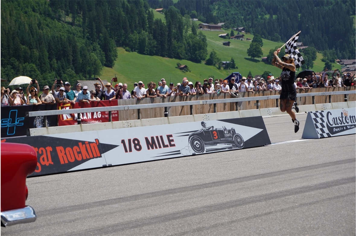 Startfreigabe erfolgt. Welcher der beiden Konkurrenten legt die 1/8 Meilen als e...