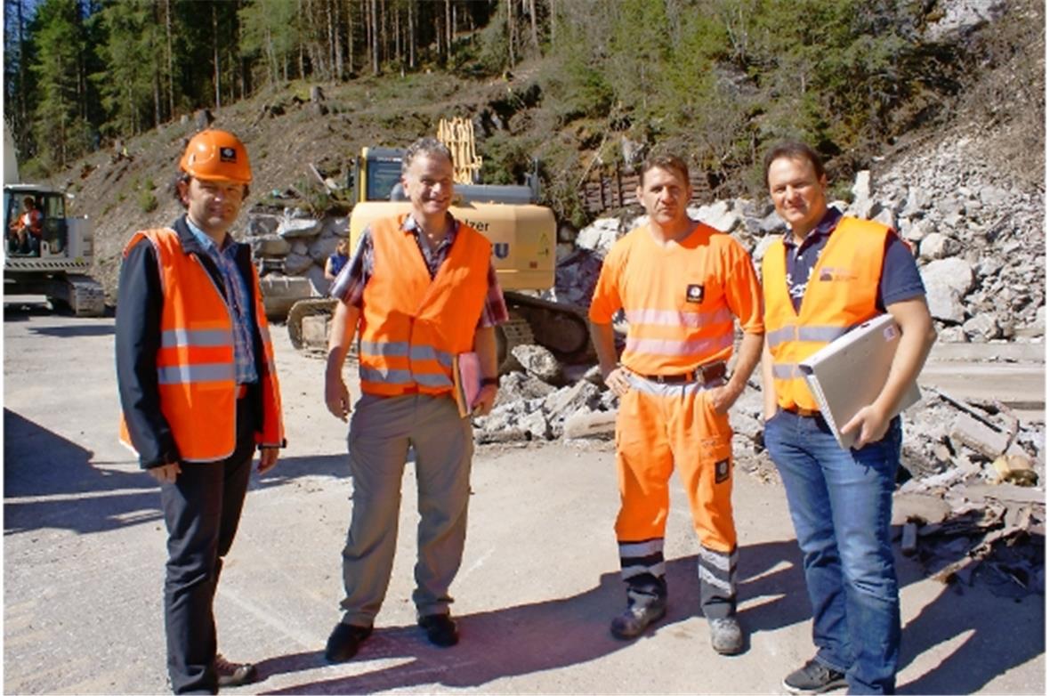 Startschuss am ehemaligen Wegmeister-Werkhof in Mosenried: Die Herren Bruno Kohler, Projektleiter Implenia; Jürg Zingg, Projektleiter TBA Kanton Bern, Jürg Trachsel (Implenia) und Richard Spalinger, örtlicher Bauleiter Theiler Ingenieure, Zweisimmen stehen vor grossen Herausforderungen.