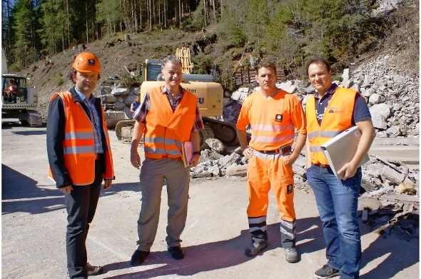 Startschuss am ehemaligen Wegmeister-Werkhof in Mosenried: Die Herren Bruno Kohler, Projektleiter Implenia; Jürg Zingg, Projektleiter TBA Kanton Bern, Jürg Trachsel (Implenia) und Richard Spalinger, örtlicher Bauleiter Theiler Ingenieure, Zweisimmen stehen vor grossen Herausforderungen.