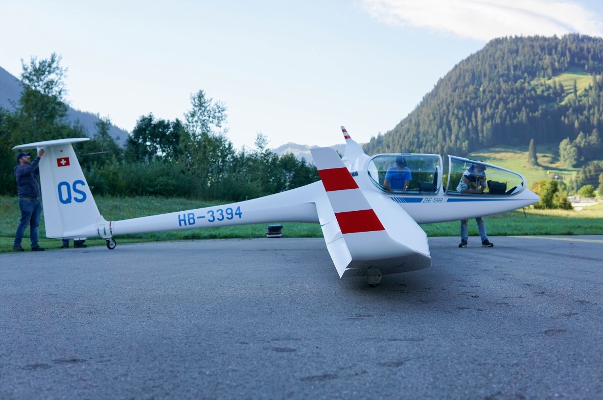 Startvorbereitungen am Segelflieger.