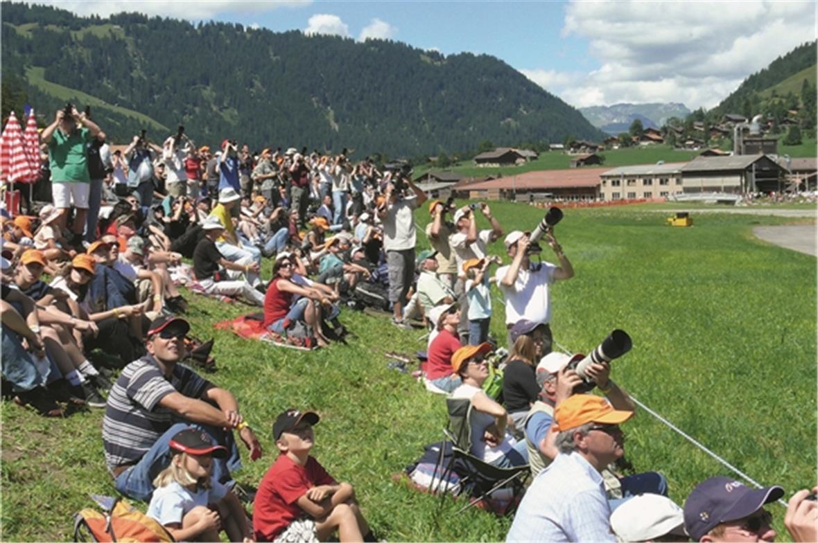 Staunende Blicke der vielen Flugfans zum Himmel.
