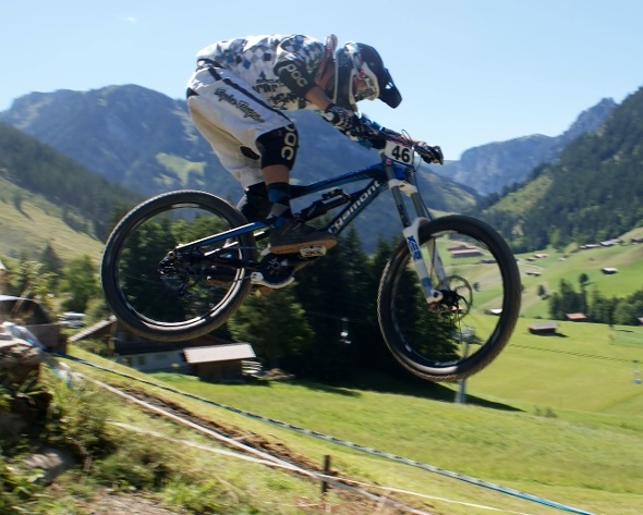 Stefan Hofmänner aus Grenchen «überfliegt» das Diemtigtal.