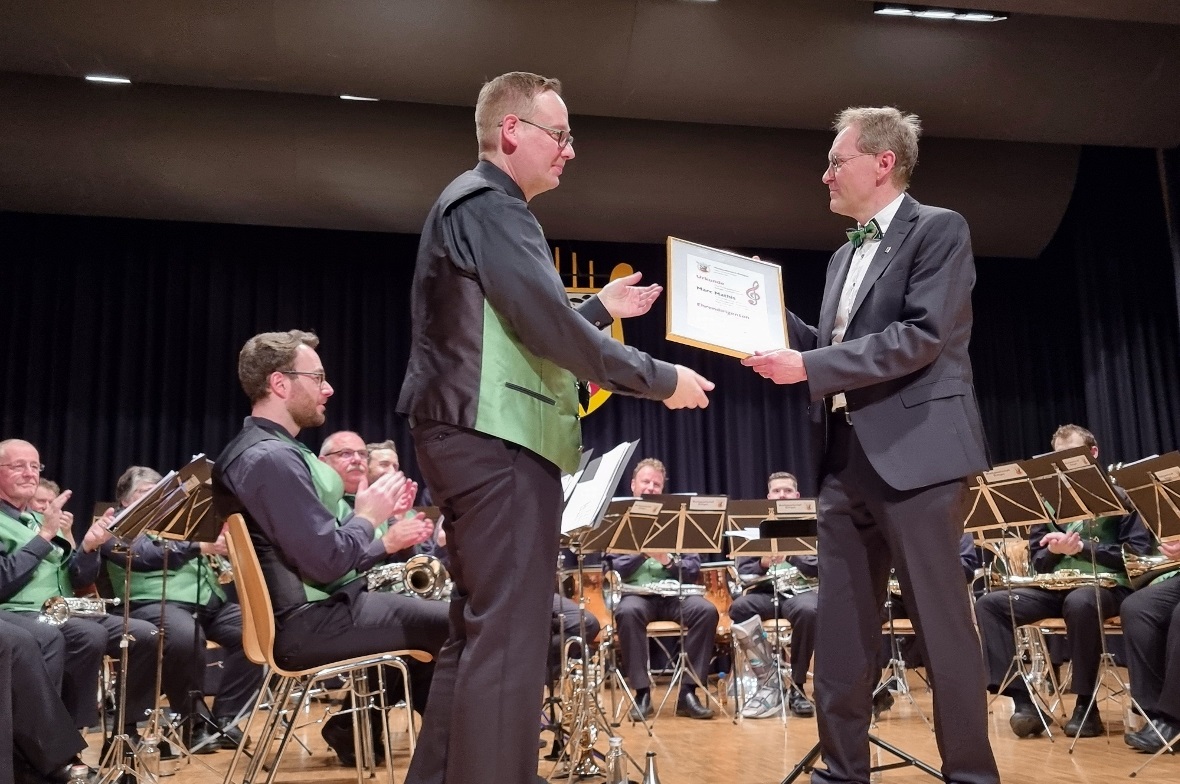 Stefan Janzi überreichte das Ehrendirigentendiplom an Marc Mathis (rechts).