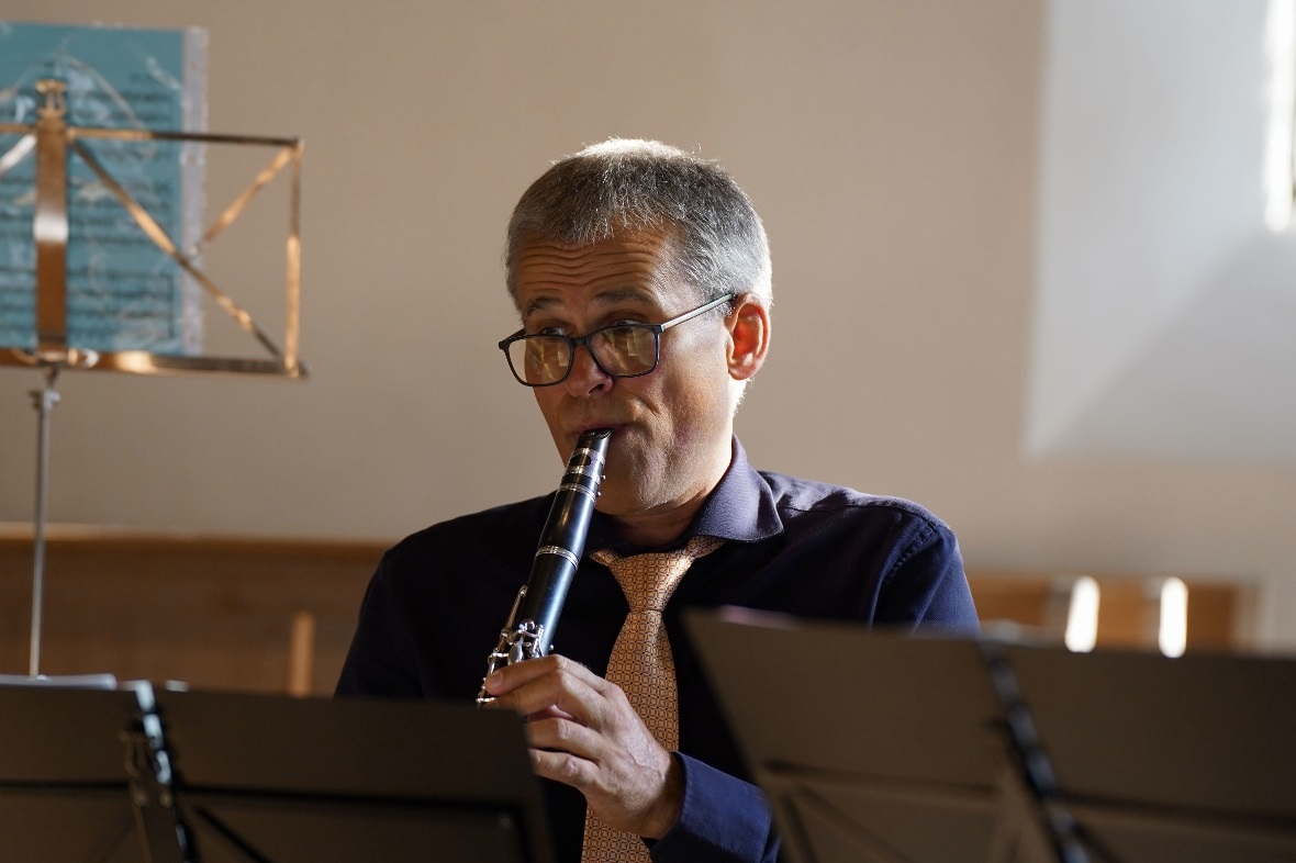 Stefan Lobsiger beim Klarinettenspiel - unterstützt wurde er dabei von seinen Mu...