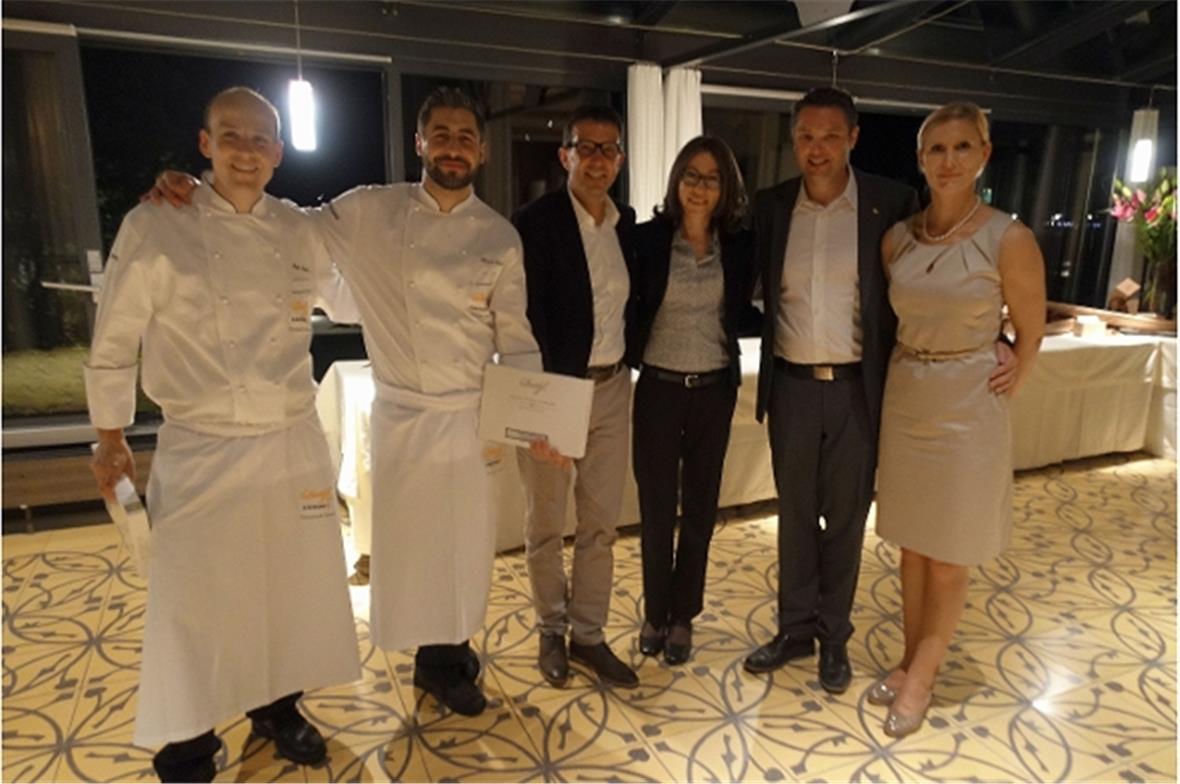 Stefan Lünse (Küchenchef Lenkerhof), Flavio Fermi (Küchenchef Osteria TRE, Bad Bubendorf), Roland und Eveline Tischhauser (Direktion Hotel Bad Bubendorf), Jan Stiller und Heike Schmidt (Direktion Lenkerhof) freuten sich gemeinsam über die erfolgreiche Eröffnung der Davidoff-Saveurs-Genusswochen.