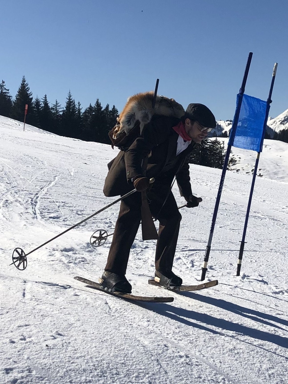 Stefan Mösching mit den Fassdauben dem Ziel entgegen.