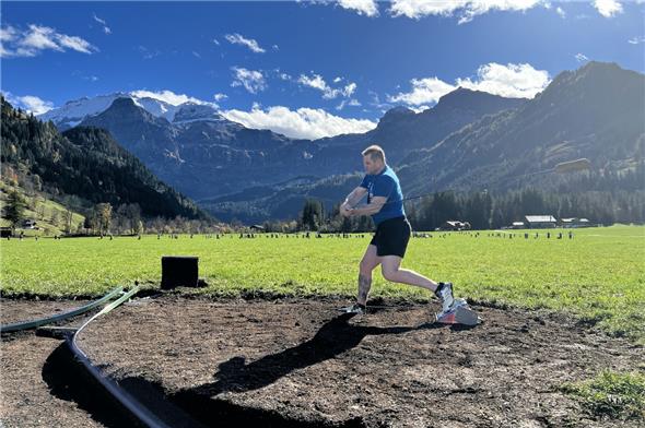 Stefan Studer, 18-facher Kranzschwinger und Mitglied des diesjährigen Schweizermeisters , der HG Höchstetten beim Abschlag vor eindrücklicher Kulisse.