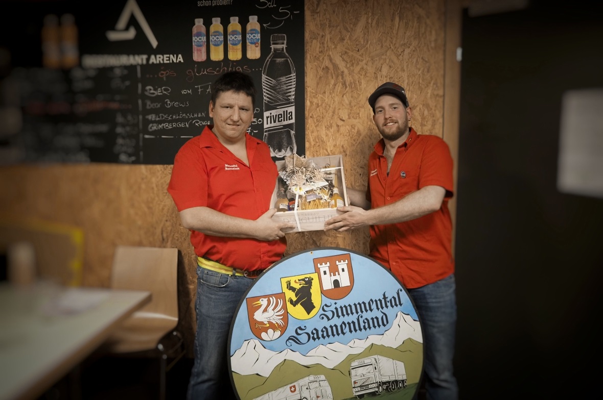 Stefan Wampfler mit dem neuen Präsident Jonathan von Siebenthal.