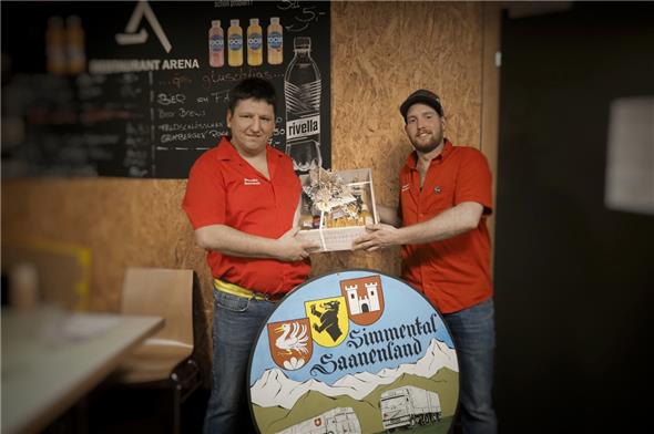 Stefan Wampfler mit dem neuen Präsident Jonathan von Siebenthal.