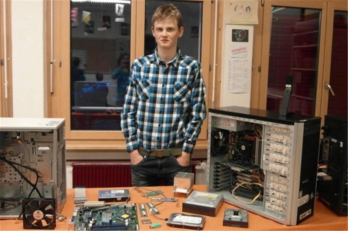 Stefan erklärt das Innenleben eines Computers.