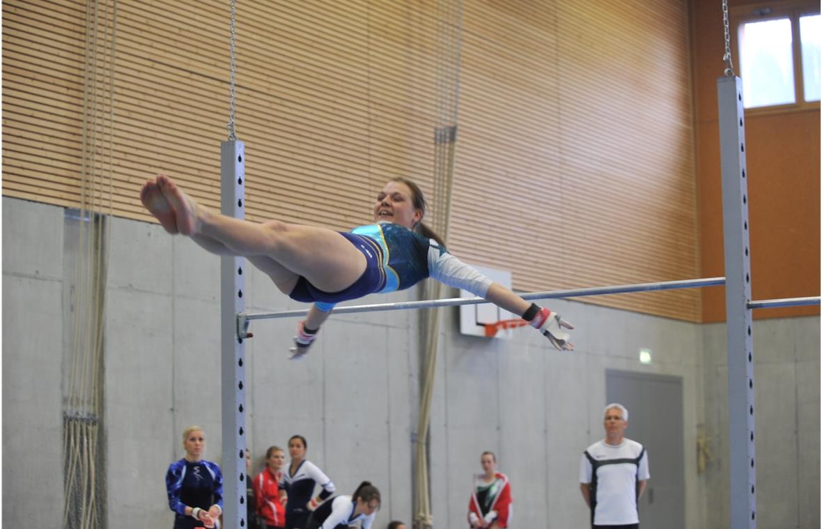 Geräteturnen auf hohem Niveau Stefanie Rösti bei ihrem Sorgenkind am Reckabgang.