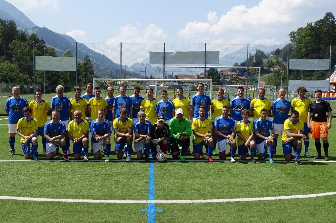 Stehend: Bedri Matoshi, Simon Brand, Osi Kunz, Jonathan Brand, Bernhard Küng, Pe...