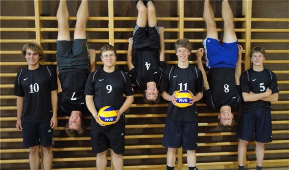 Stehend: Hannes Marmet, Michael Zahler, Oliver Hofmann, Sandro Grundisch, hängend: Timi Behrend, Simon Blaser, Nicolas Reichenbach. Es fehlen: Mathias Blaser, Luca Cairoli, Romeo Cairoli, Simon Rufener, Björn Schär
