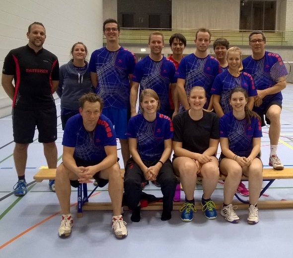 Stehend: Sven Karlen, Rebekka Leiner, Simon Feuz, Daniel Reichenbach, Levit Fuhrer, Mike Matti, Tatjana Röthlin, Arina Kropf und Jules van Enckevort. Sitzend: Andi Gerber, Sibylle Hofmann, Hannah Klumpe und Vanessa Marggi (Sämi Matti fehlt).