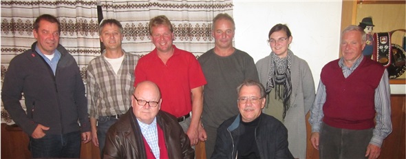 Stehend die beiden Revisoren Jürg Thomann und Hansruedi Aegerter, Hans Feuz, Christian Haueter, Marlen Schär-Kunz, Hansruedi Aegerter; sitzend: Herr Hauck und Herr Brusa von Innovage.