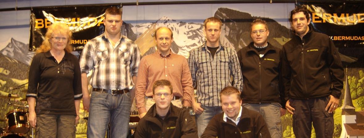 Stehend v.l.n.r.: Margrit Bohren, Beat Wampfler, Roland Wüthrich, Nils Mani, Bruno Stucki und Marc Stucki, kniend Beat Stucki und Hans Spring. Es fehlen Oliver Haueter und Kilian Wenger.