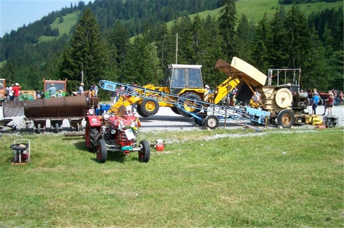 Steinbrecher und Sortiermaschine im vollen Einsatz.