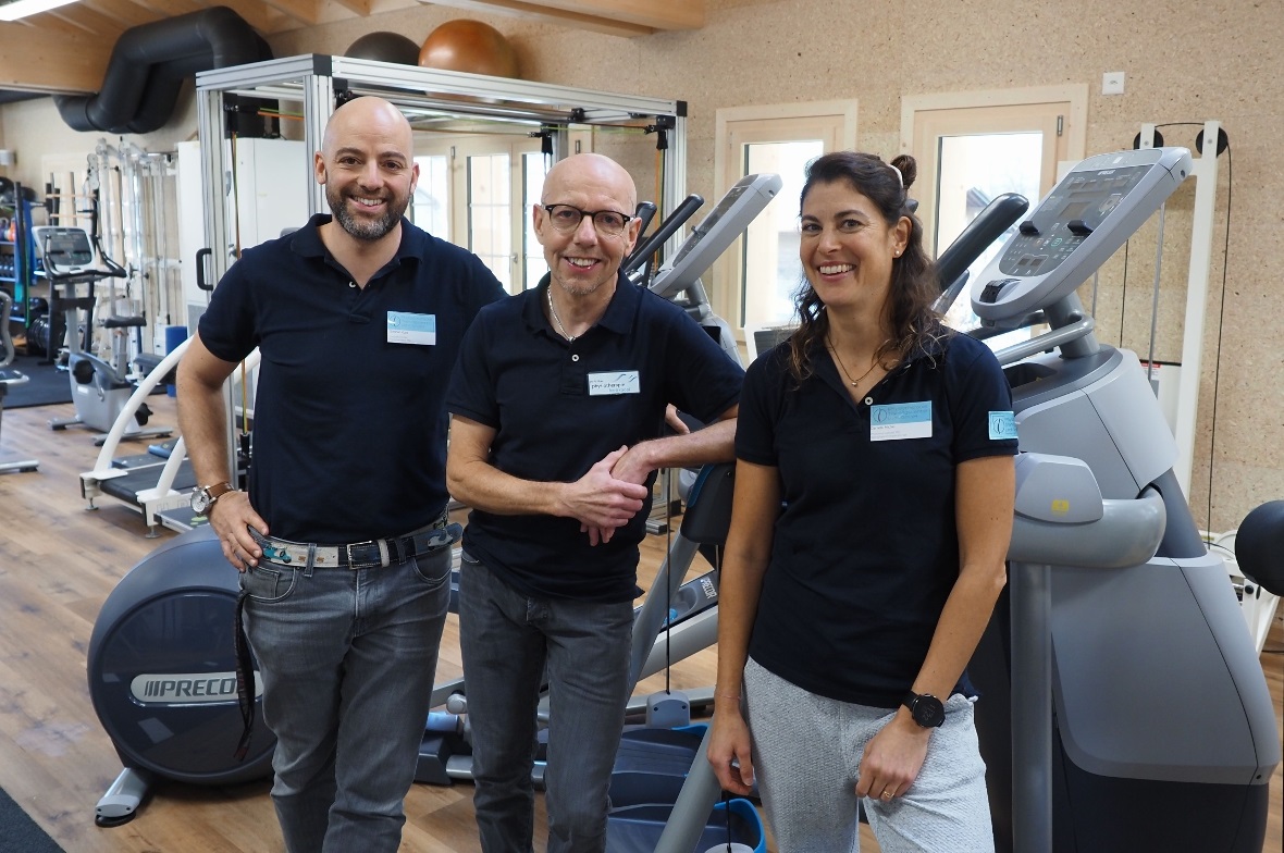 Stellvertretend für die Physiotherapie und das Fitnesscenter: Die Physiotherapeuten und Geschäftsführer Stephan Kunz, Fredi Strobl und Daniela Michel im Trainingsraum des Fitnesscenters.