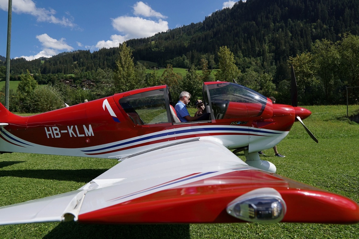 Stephan Hill mit Fluglehrer Harald von Siebenthal.